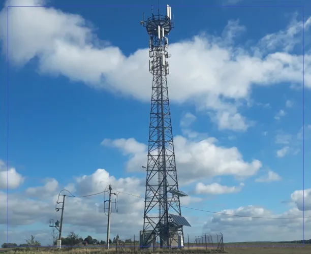 Słup komunikacyjny z fotowoltaiką